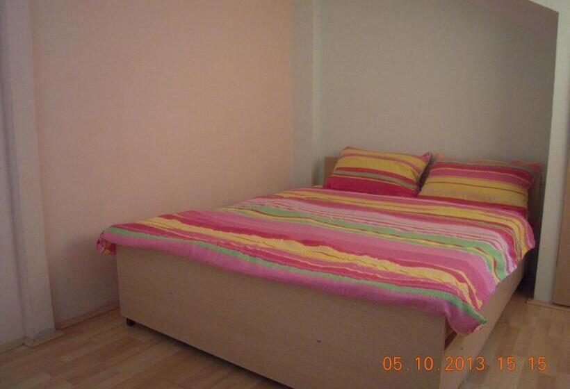 اتاق استاندارد سه تخته با بالکن, Lile Pestani Accommodation