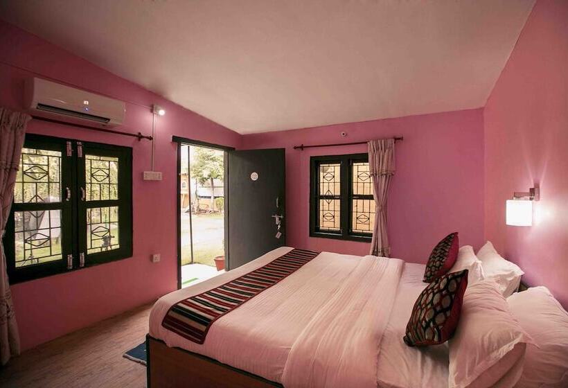 Deluxe Room, Sauraha Nana