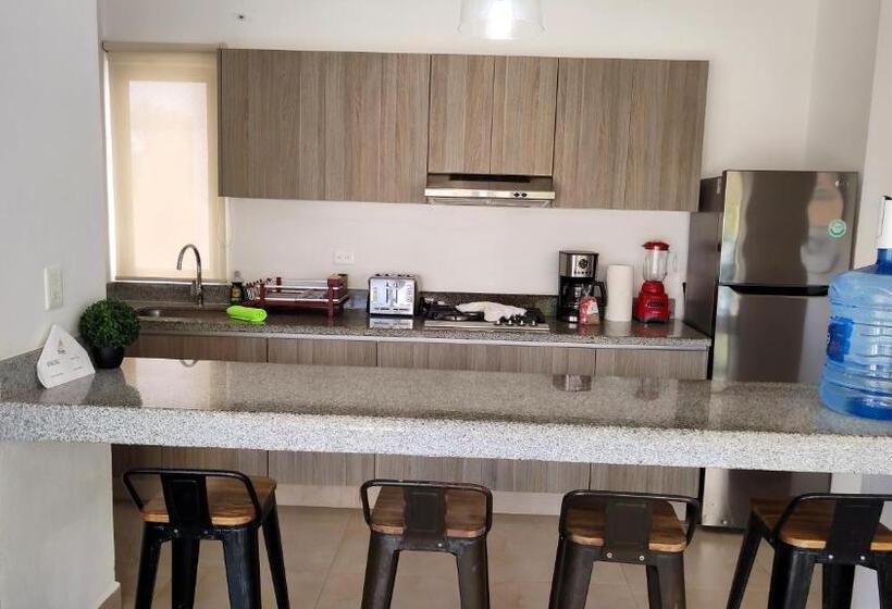 Apartament 1 Sypialnia Widok Boczny Morze, Vela S Condos Ocean Front