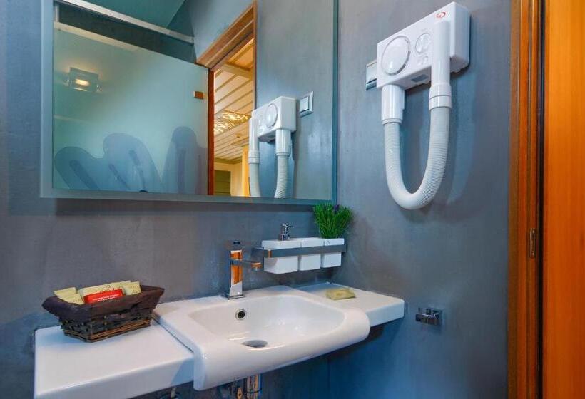 Полулюкс, Dilofo Hotel Luxury Suites