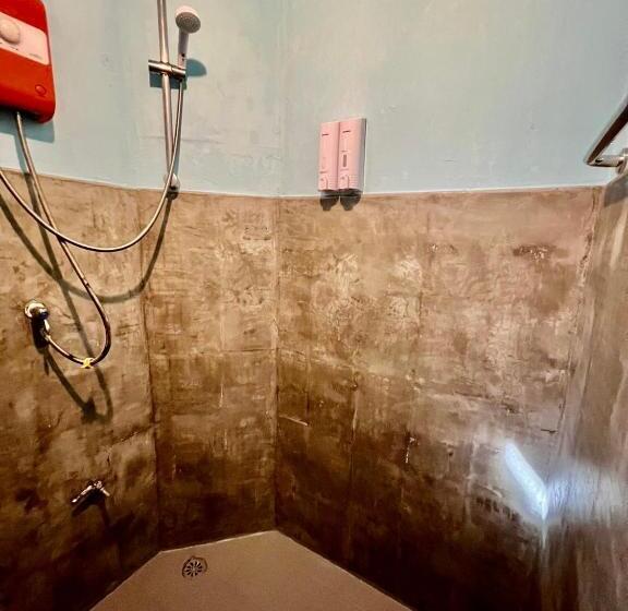 공동 객실, Revolution Hostel Pai