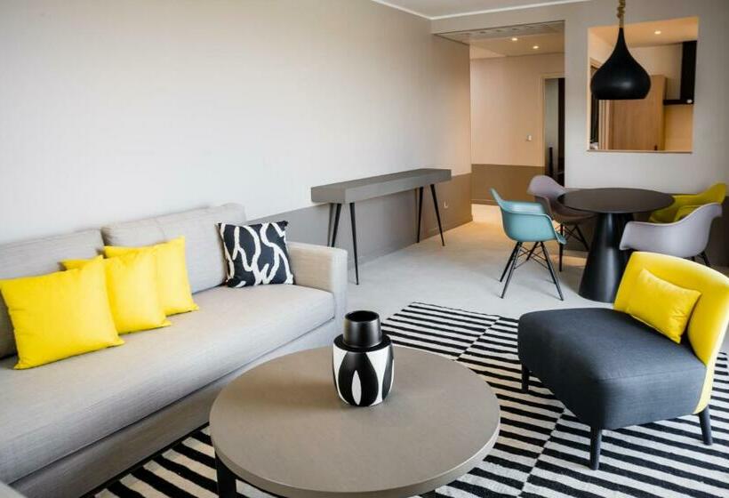 Suite with Terrace, Simon