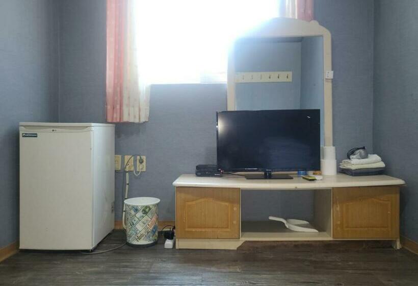 Quarto Estandar, Songwol Park