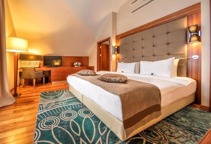 سوییت, Crowne Plaza   Borjomi, An Ihg
