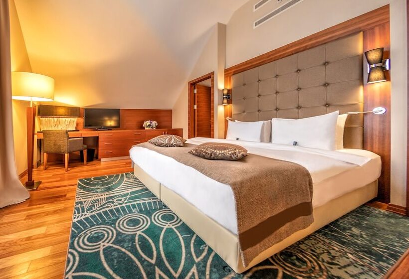 سوییت, Crowne Plaza   Borjomi, An Ihg