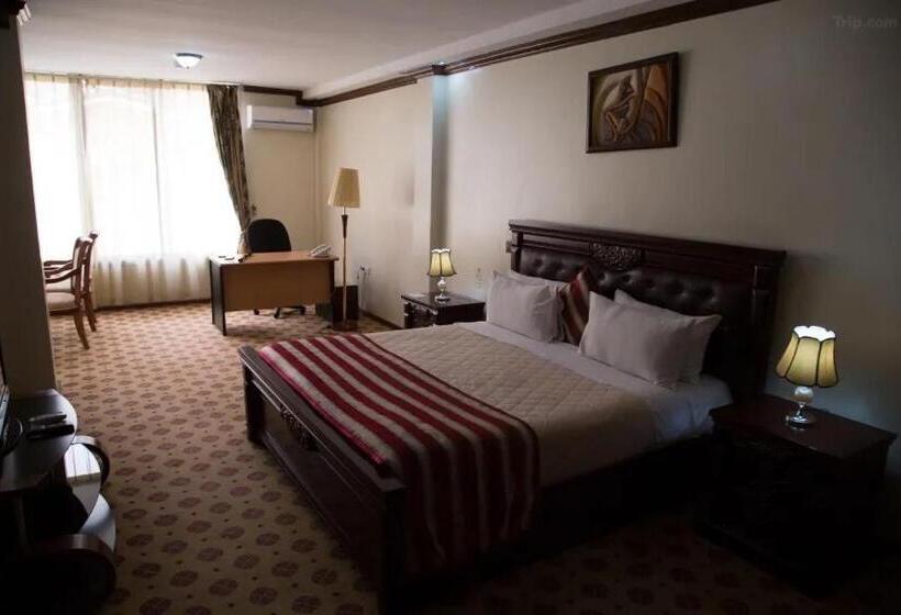 اتاق استاندارد با تخت بزرگ, Karisimbi