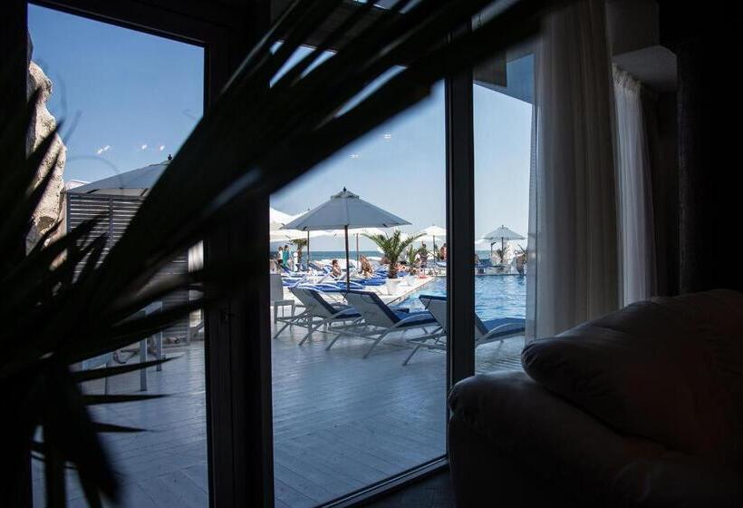 اتاق استاندارد با چشم‌انداز استخر, Boutique Hotel Portofino
