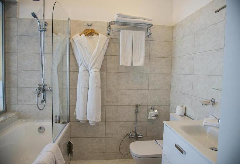 اتاق استاندارد با چشم‌انداز استخر, Boutique Hotel Portofino
