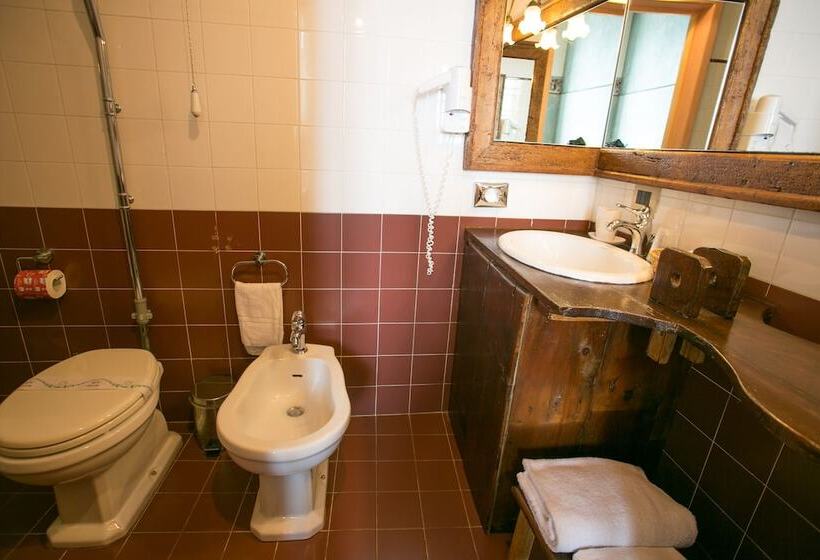 Номер Стандарт Вид на Море, Henry's House