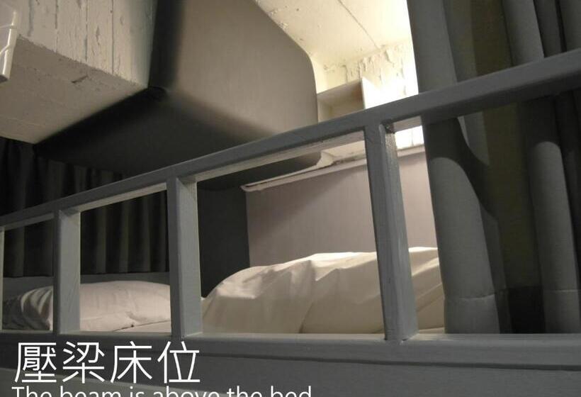 تختخواب در اتاق مشترک, Mr. Lobster’s Secret Den Design Hostel