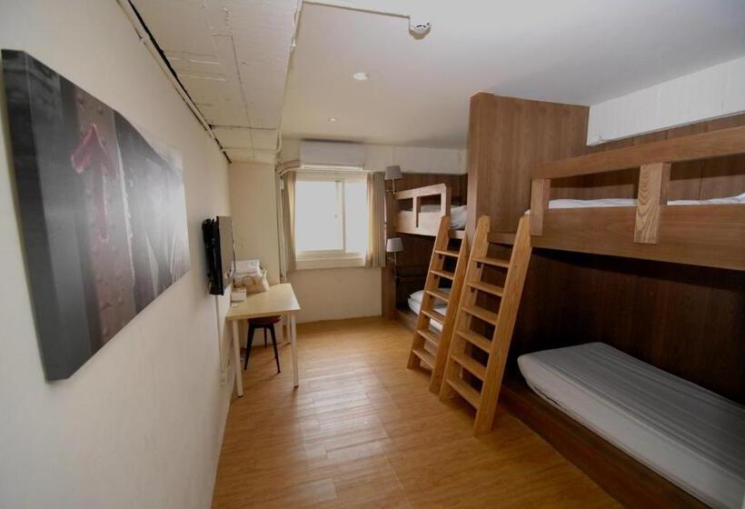اتاق خانوادگی, Mr. Lobster’s Secret Den Design Hostel