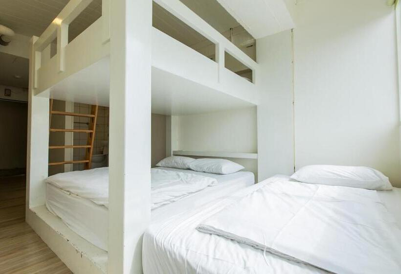 اتاق خانوادگی, Mr. Lobster’s Secret Den Design Hostel
