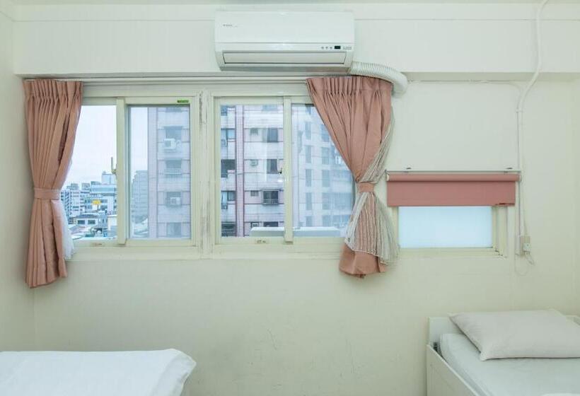 اتاق راحتی سه تخته, Mr. Lobster’s Secret Den Design Hostel