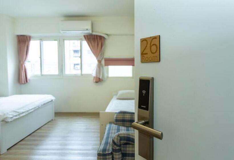 اتاق راحتی سه تخته, Mr. Lobster’s Secret Den Design Hostel