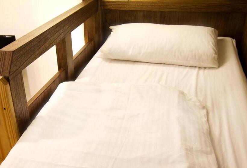 اتاق کلاسیک چهارنفره, Mr. Lobster’s Secret Den Design Hostel