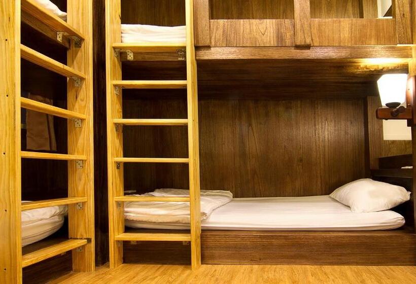 اتاق کلاسیک چهارنفره, Mr. Lobster’s Secret Den Design Hostel