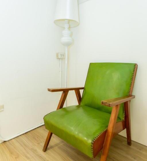 اتاق کلاس بیزنس, Mr. Lobster’s Secret Den Design Hostel