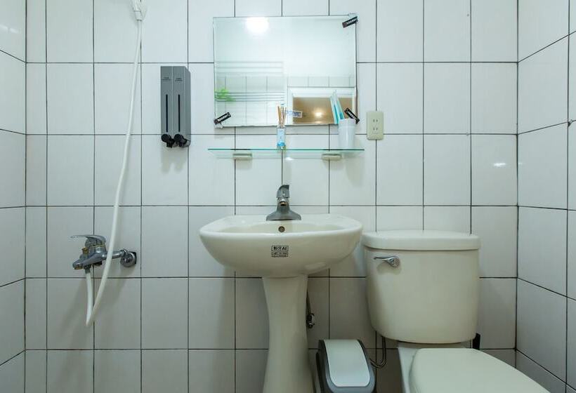 اتاق کلاس بیزنس, Mr. Lobster’s Secret Den Design Hostel