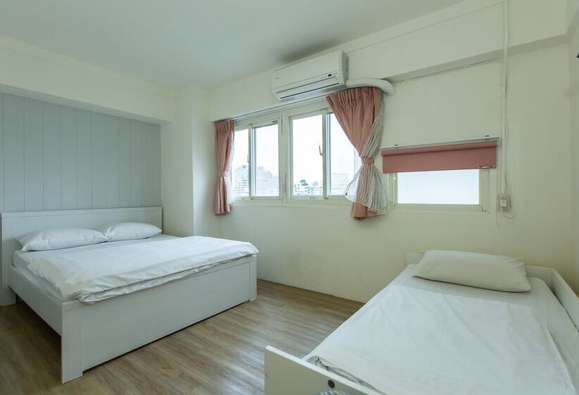 اتاق راحتی سه تخته, Mr. Lobster’s Secret Den Design Hostel