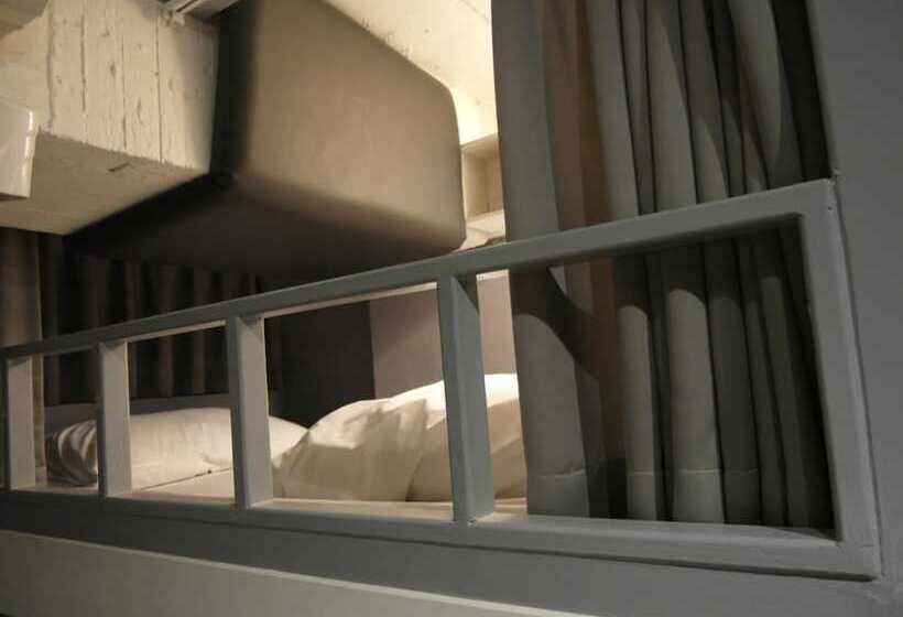 اتاق خانوادگی, Mr. Lobster’s Secret Den Design Hostel