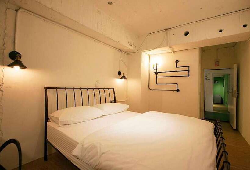 اتاق کلاسیک, Mr. Lobster’s Secret Den Design Hostel