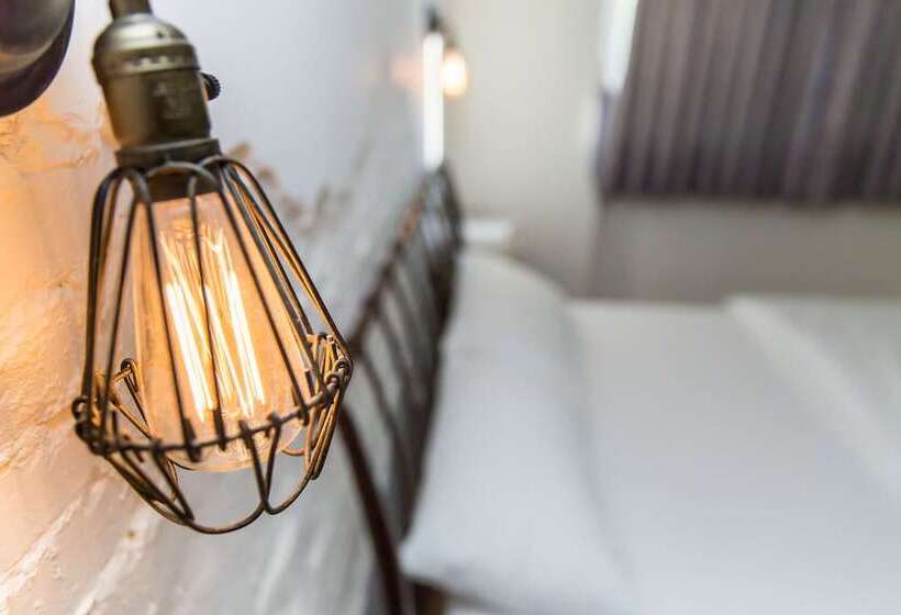 اتاق کلاسیک, Mr. Lobster’s Secret Den Design Hostel