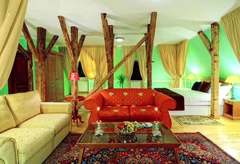 اتاق لوکس, The Council