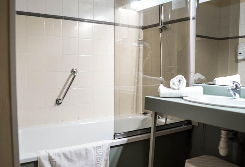 Economy Triple Room, Du Canal