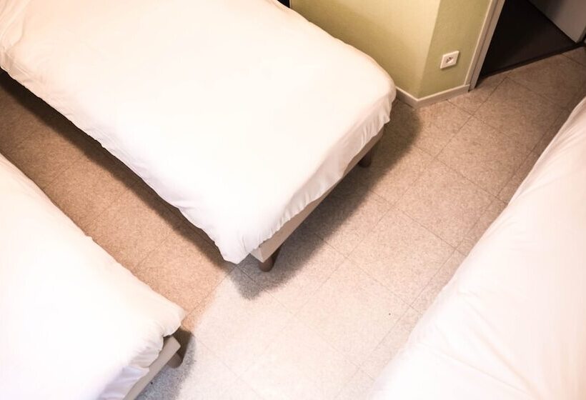 Economy Triple Room, Du Canal