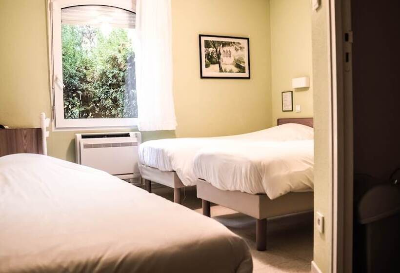 Economy Triple Room, Du Canal