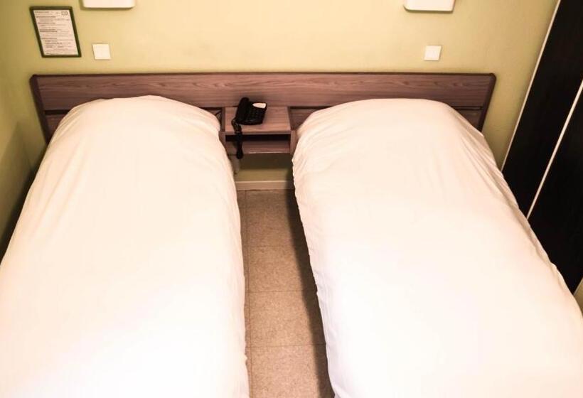 Economy Triple Room, Du Canal