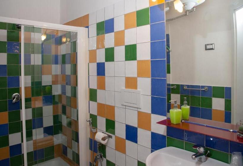 اتاق استاندارد چهار تخته, A Corte