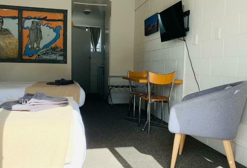 베이직 스튜디오, Alpha Motor Inn