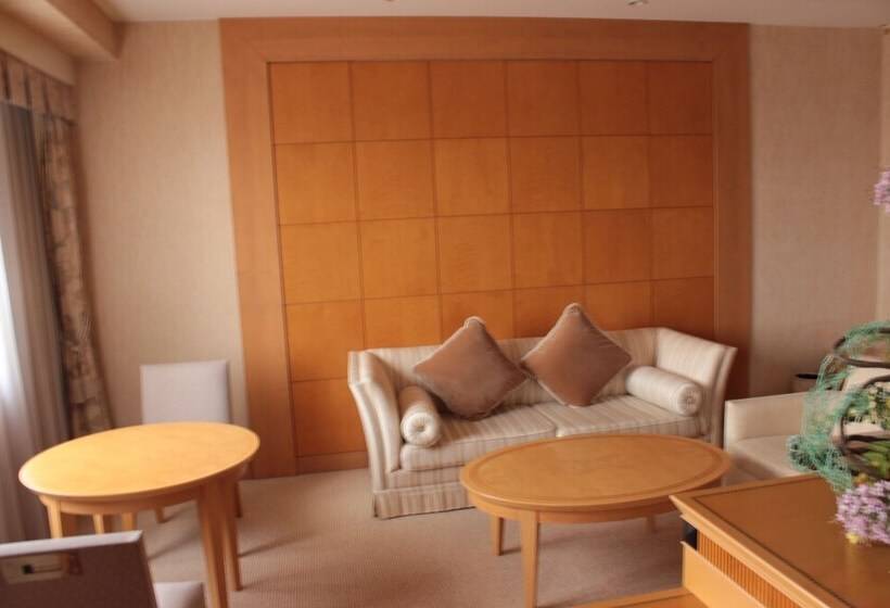 سوییت جونیور, Grand Hotel Hakusan