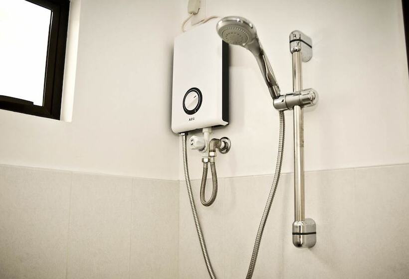 Quarto Triplo Estandar com Sacada, Cleon Villas Pension
