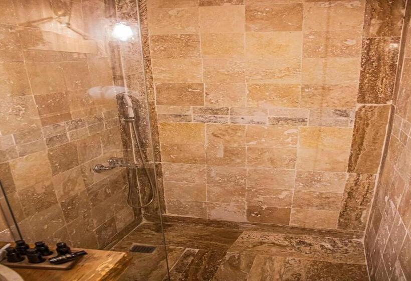 Полулюкс Вид на Сад, Junior Ottoman Cave