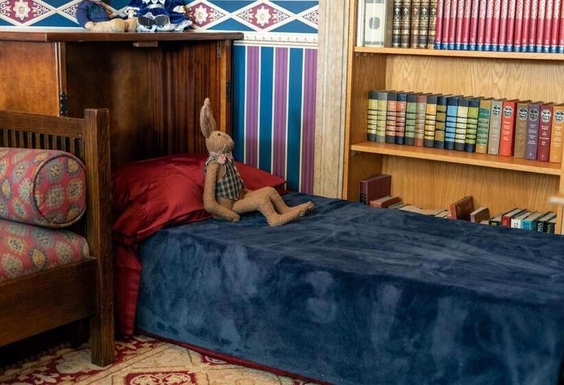 Люкс с гидромассажем, South Broadway Manor B&b   Near Fallingwater, Ohiopyle State Park, Hiking & Biking Trails Gap