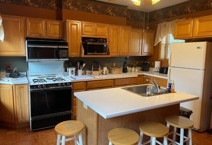 Апартаменты 2 Спальни, South Broadway Manor B&b   Near Fallingwater, Ohiopyle State Park, Hiking & Biking Trails Gap