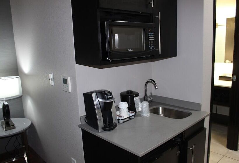스위트, Holiday Inn Express Shawnee, An Ihg