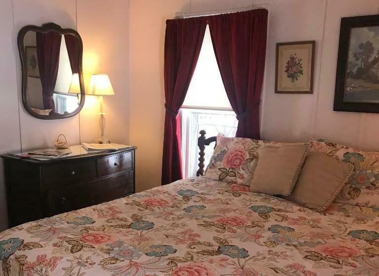 חדר סטנדרט עם מיטת קינג, Inn At Starlight Lake & Restaurant