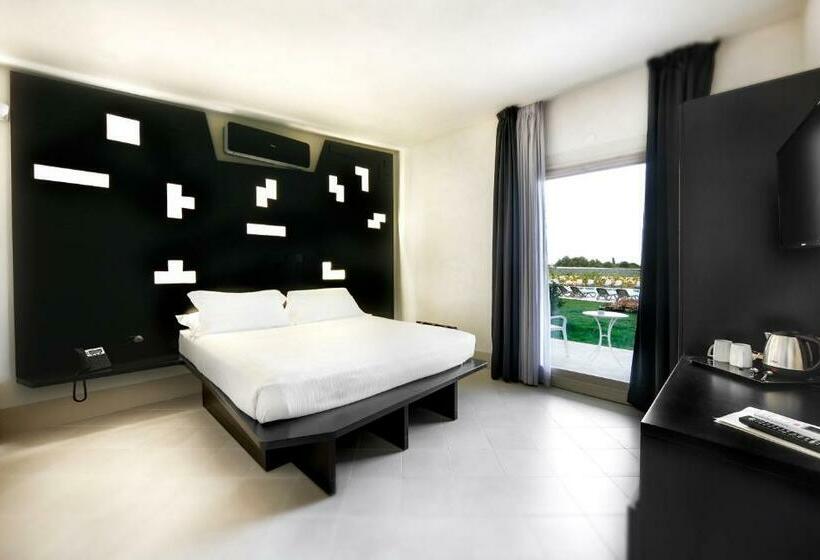 اتاق لوکس با چشم‌انداز استخر, Addauro Resort