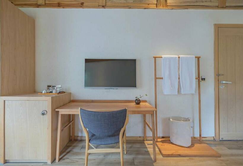 Quarto Superior, Arro Khampa By Zinc Journey Lijiang