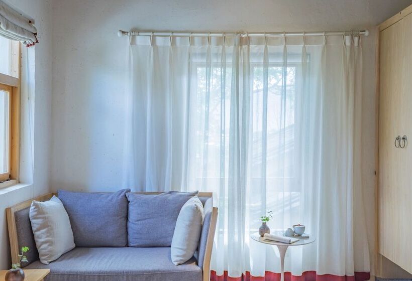 Quarto Superior, Arro Khampa By Zinc Journey Lijiang