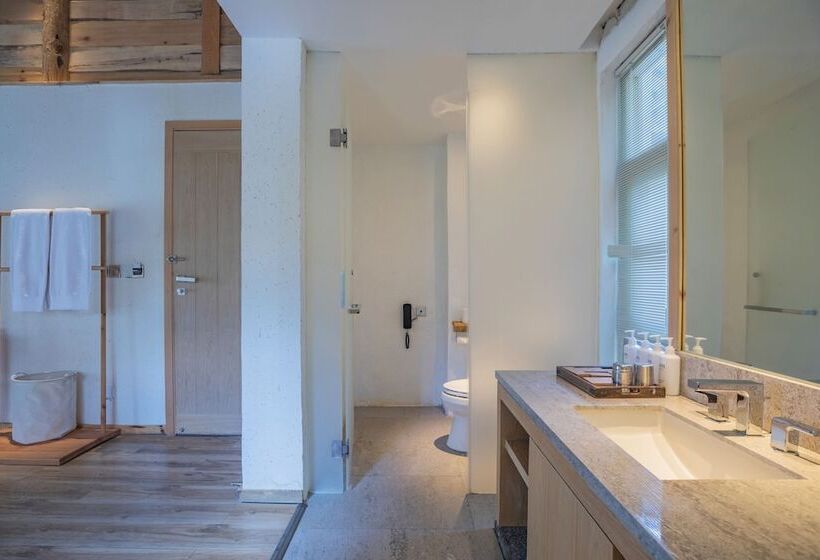 Quarto Superior, Arro Khampa By Zinc Journey Lijiang