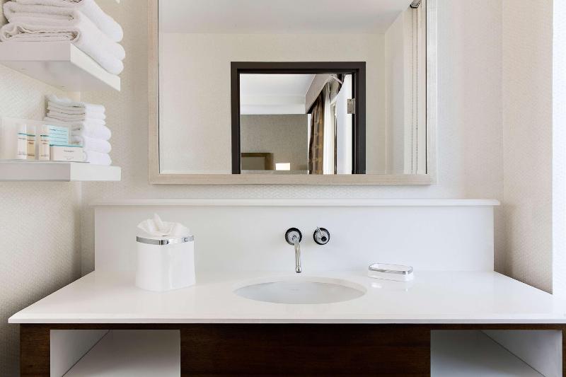 חדר סטנדרט עם מיטת קינג, Hampton Inn & Suites Dallas Downtown