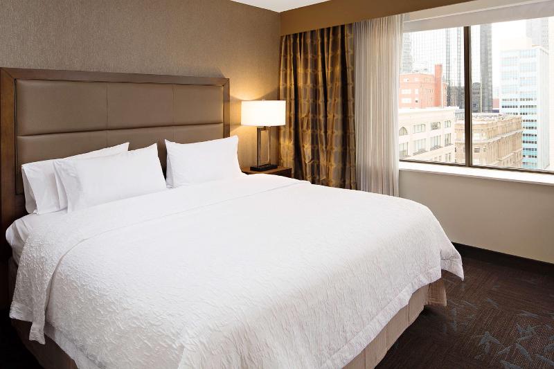 חדר סטנדרט עם מיטת קינג, Hampton Inn & Suites Dallas Downtown