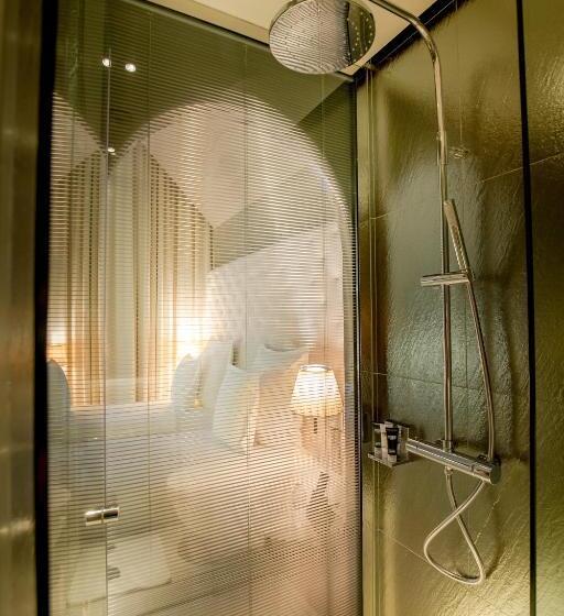Bed in Shared Room, M Social Singapore
