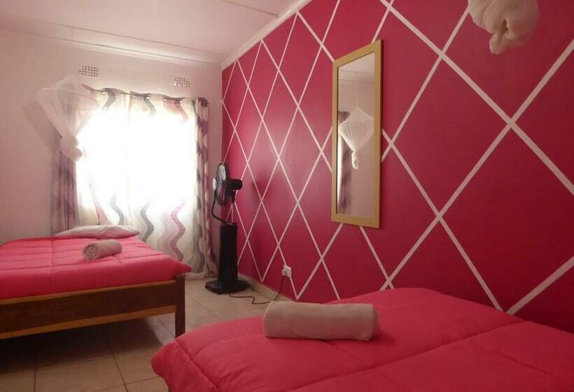 اتاق استاندارد با سرویس بهداشتی مشترک, Natwange Backpackers