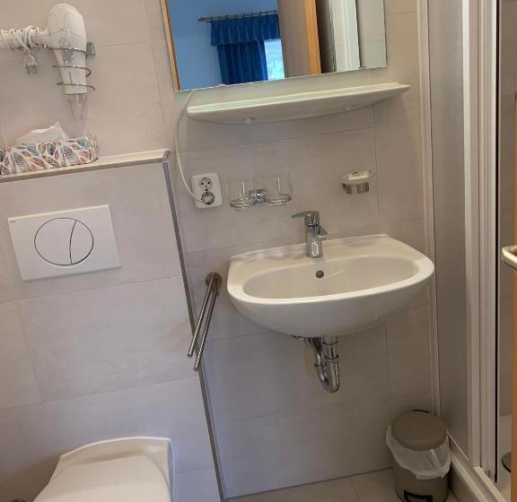 Quarto Dúplex, Pension Neptun