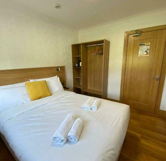 패밀리 룸, Hughie Mickey Dan S B&b